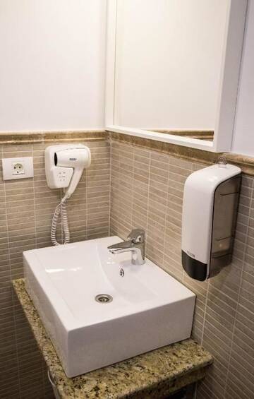 Фото номера Двухместный номер с 1 кроватью или 2 отдельными кроватями и террасой с видом на парк Отель Nest г. Дробета-Турну- Севери 33