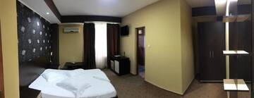 Фото номера Двухместный номер с 1 кроватью и собственной ванной комнатой Отель Hotel Bulevard г. Дробета-Турну- Севери 4