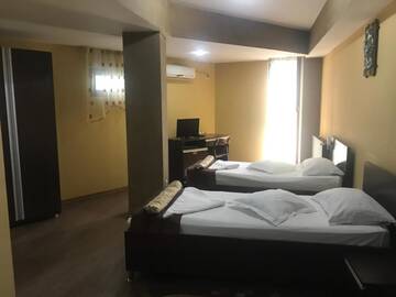 Фото номера Двухместный номер с 2 отдельными кроватями и ванной комнатой Отель Hotel Bulevard г. Дробета-Турну- Севери 3