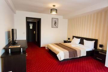 Фото номера Стандартный двухместный номер с 1 кроватью Отель Hotel Corona г. Дробета-Турну- Севери 5