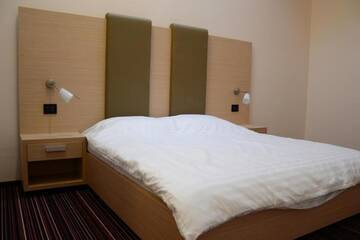 Фото номера Двухместный номер с 1 кроватью Апарт-отели Zenti Plaza Hotel г. Дробета-Турну- Севери 10