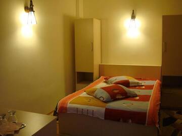 Фото номера Двухместный номер с 1 кроватью Хостелы Hostel Tropical г. Дробета-Турну- Севери 4
