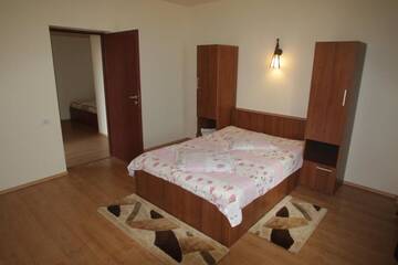 Фото номера Двухместный номер с 1 кроватью Хостелы Hostel Tropical г. Дробета-Турну- Севери 2