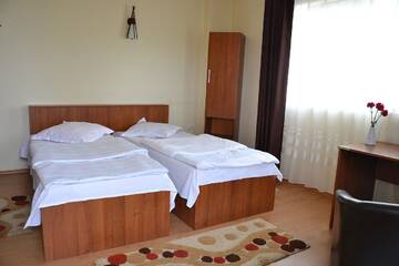Фото номера Двухместный номер с 2 отдельными кроватями Хостелы Hostel Tropical г. Дробета-Турну- Севери 3
